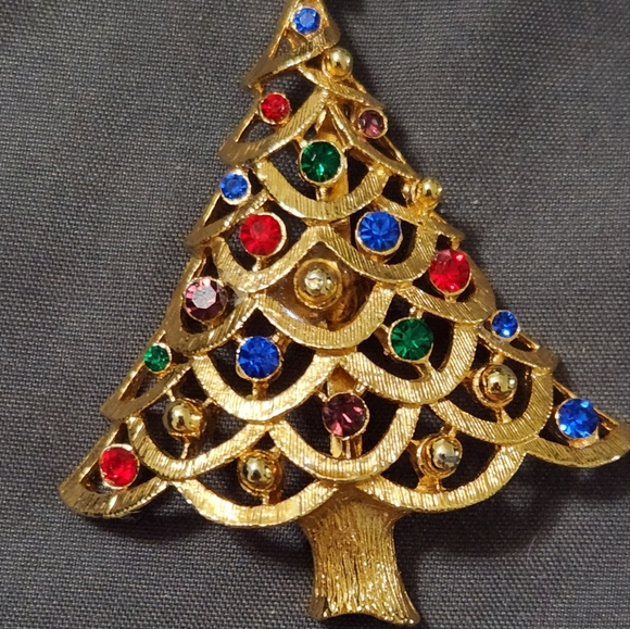 Gold Tone vintage Christmas Tree with rhinestone bulbs. Brooch Pin Holiday - Picture 4 of 4